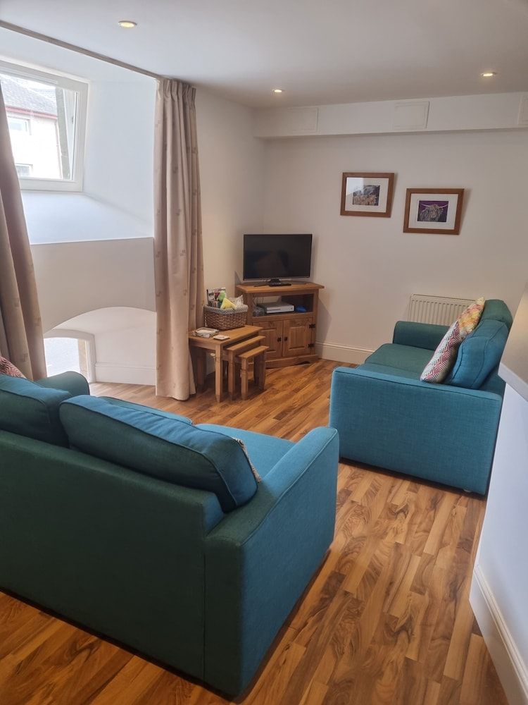 stunning spacious apartment on river ness