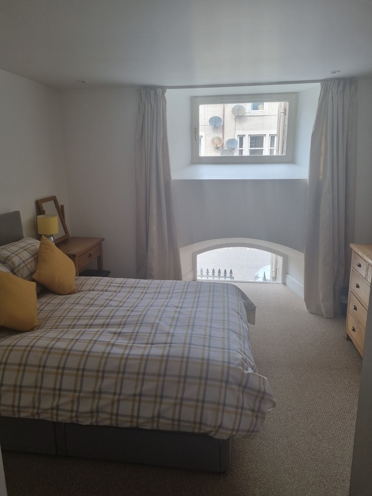 stunning spacious apartment on river ness