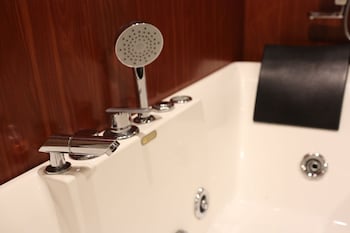 renea cruises halong