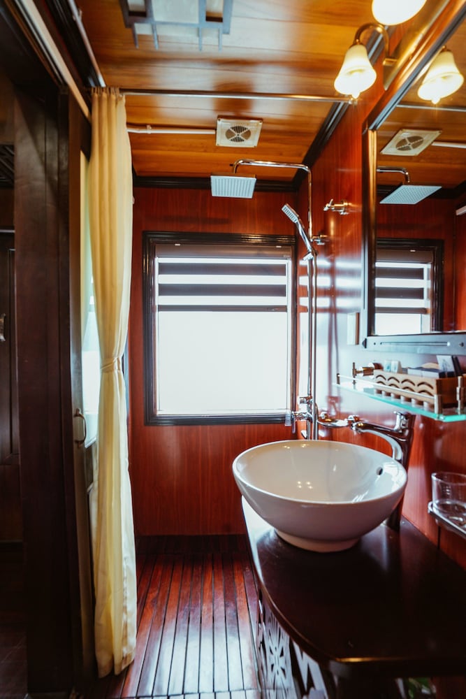 renea cruises halong