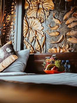 renea cruises halong