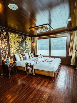 renea cruises halong