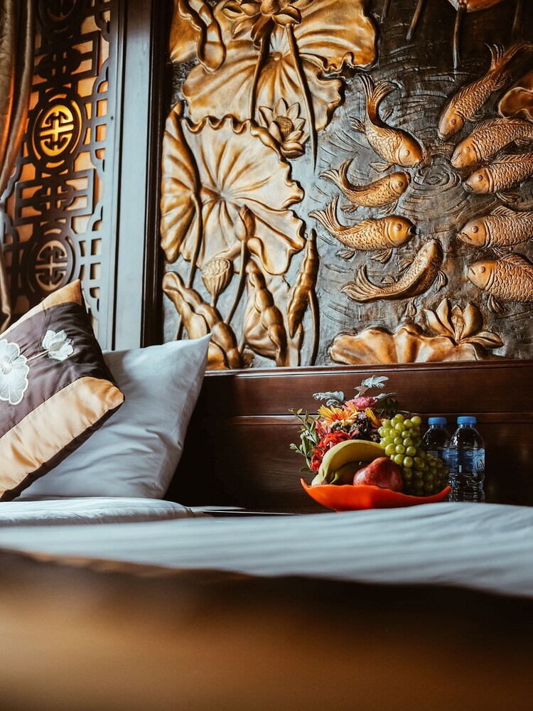 renea cruises halong