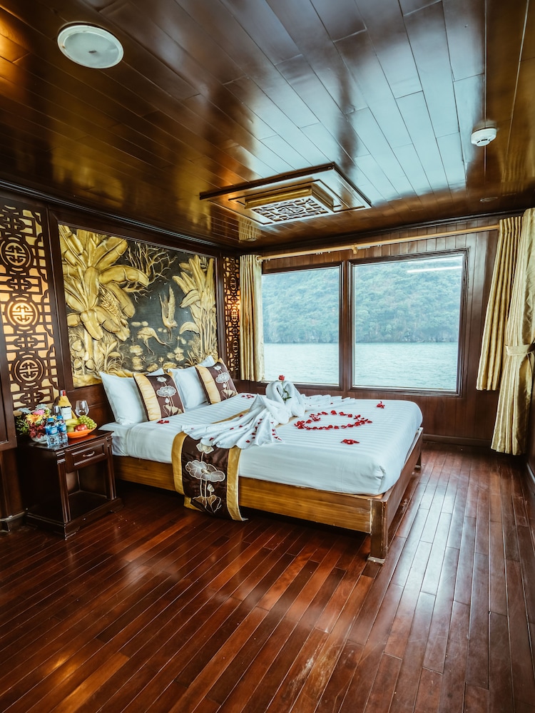 renea cruises halong