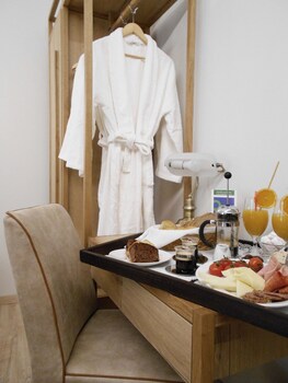 anastazia luxury suites and rooms
