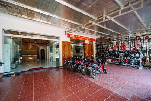hg hostel and motobikes