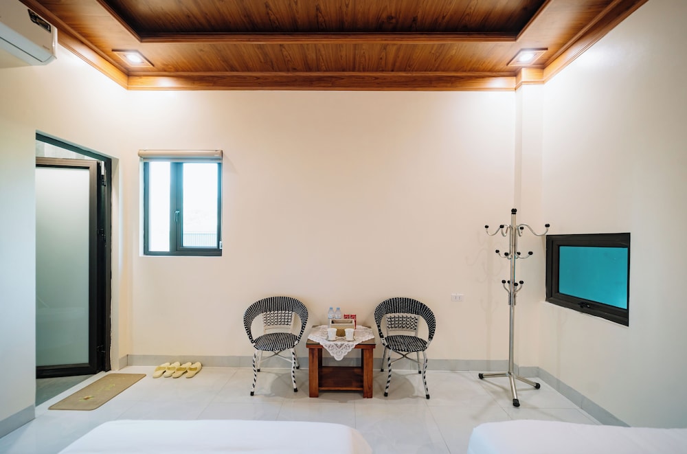 hg hostel and motobikes