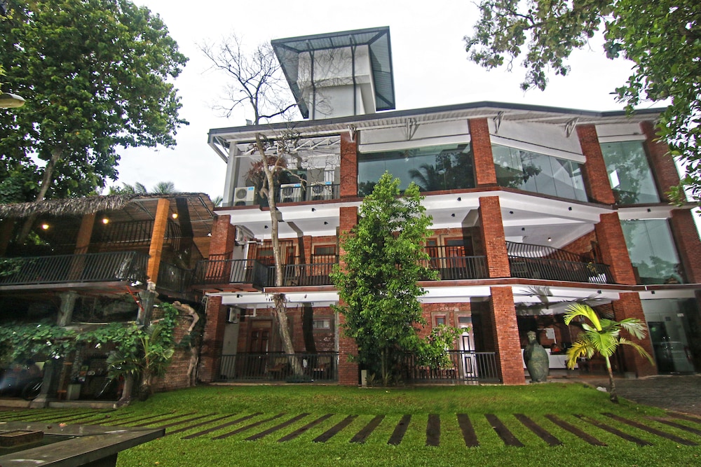 travelers lodge by city hub