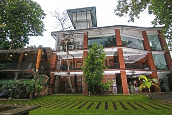 travelers lodge by city hub