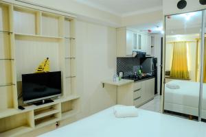 simply studio room at grand serpong apartment by travelio