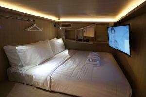 cube boutique capsule hotel kampong glam sg clean