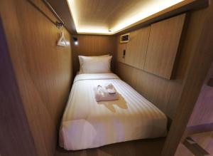 cube boutique capsule hotel kampong glam sg clean