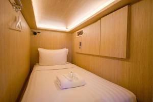 cube boutique capsule hotel kampong glam sg clean