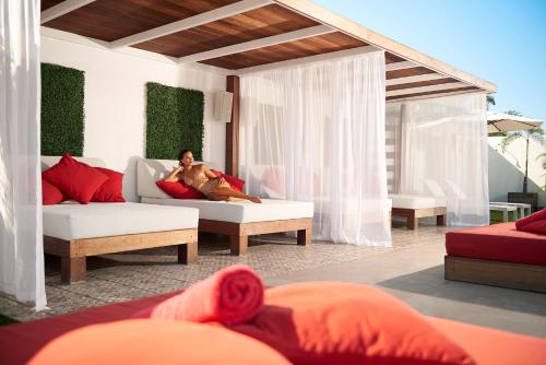 the spanish court hotel