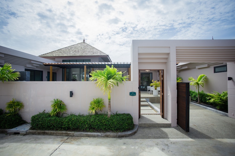 gold chariot pool villa