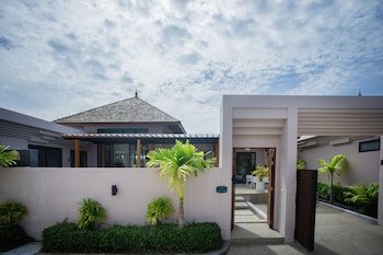 gold chariot pool villa