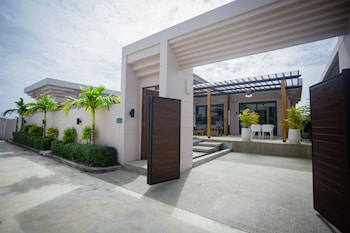 gold chariot pool villa
