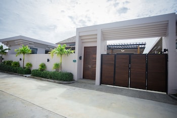 gold chariot pool villa