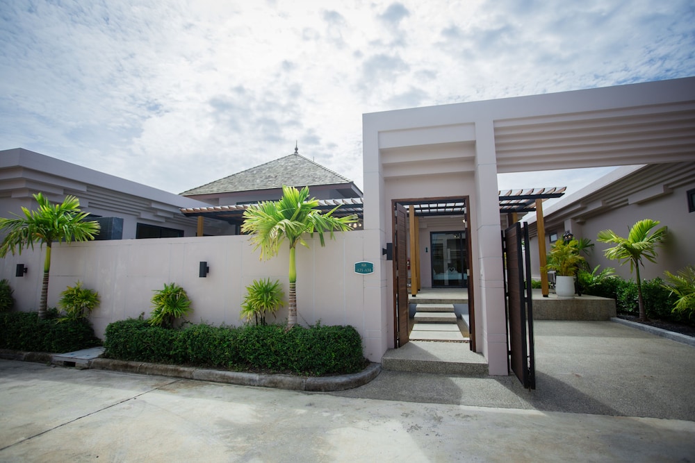 gold chariot pool villa