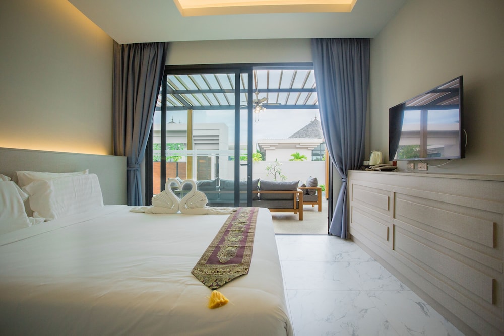 gold chariot pool villa