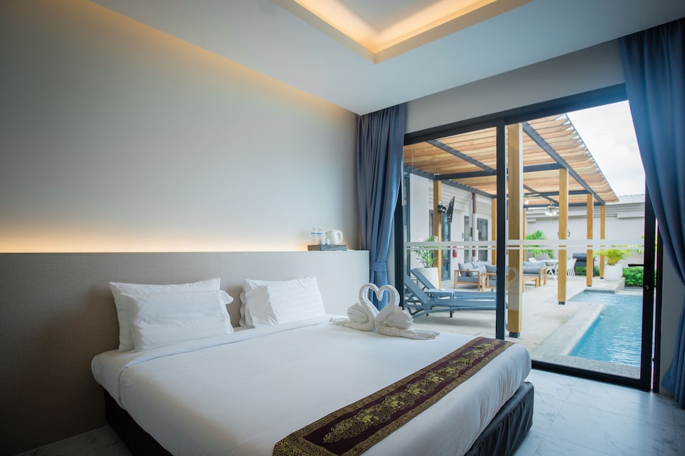 gold chariot pool villa