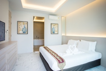 gold chariot pool villa
