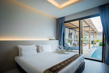 gold chariot pool villa