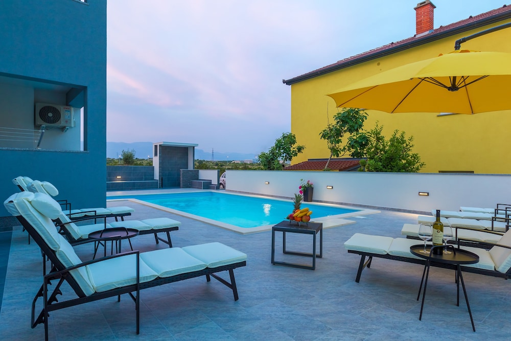 pool apartments privilege