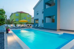 pool apartments privilege
