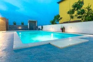 pool apartments privilege