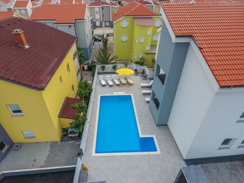pool apartments privilege