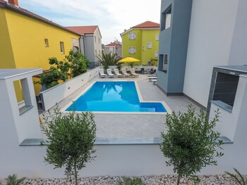 pool apartments privilege