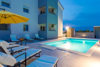 pool apartments privilege