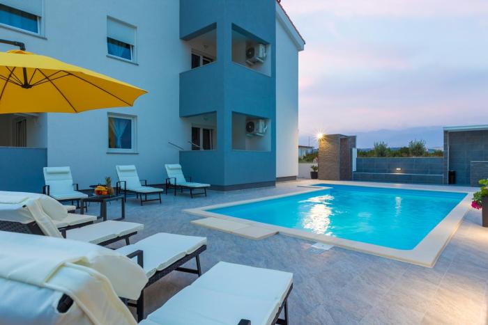 pool apartments privilege