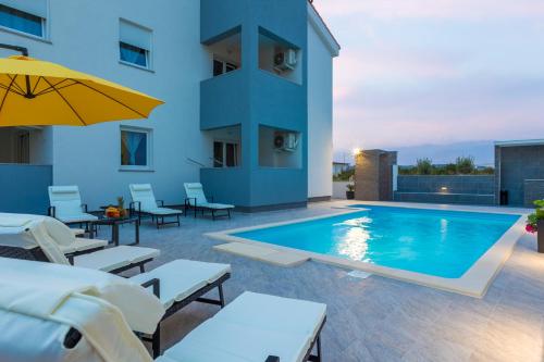 pool apartments privilege