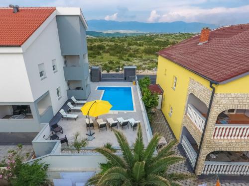 pool apartments privilege