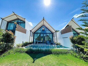 the x10 private pool villa and resort