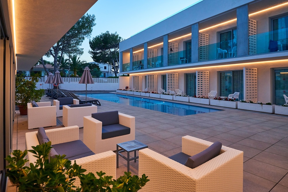 hotel more