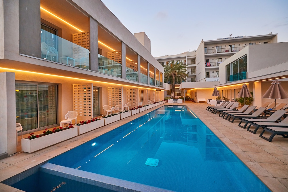 hotel more