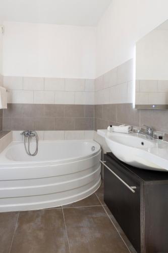 originals hotel galaxie nice aeroport cap 3000