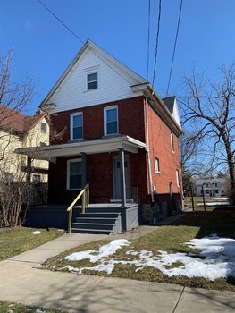 The Southside Villa- With Private Yard & Free Parking, Minutes From Falls & Casino By Niagara Hospitality,,3.5 star
