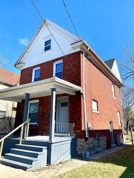 The Southside Villa- With Private Yard & Free Parking, Minutes From Falls & Casino By Niagara Hospitality,,3.5 star