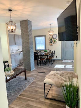 The Southside Villa- With Private Yard & Free Parking, Minutes From Falls & Casino By Niagara Hospitality,,3.5 star