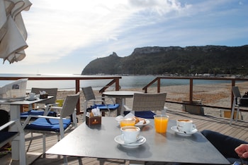 lewis bandb poetto beach