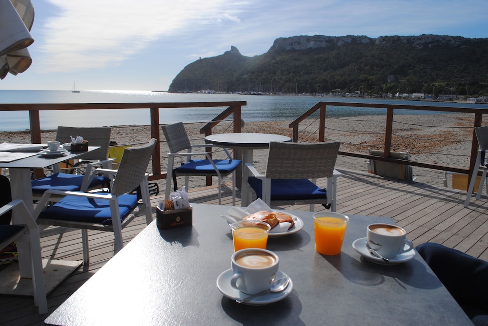 lewis bandb poetto beach