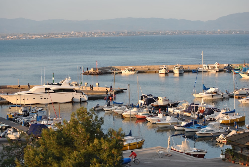 lewis bandb poetto beach