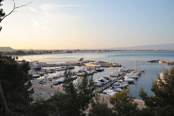lewis bandb poetto beach