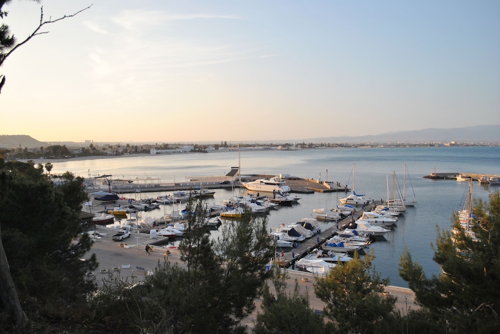lewis bandb poetto beach