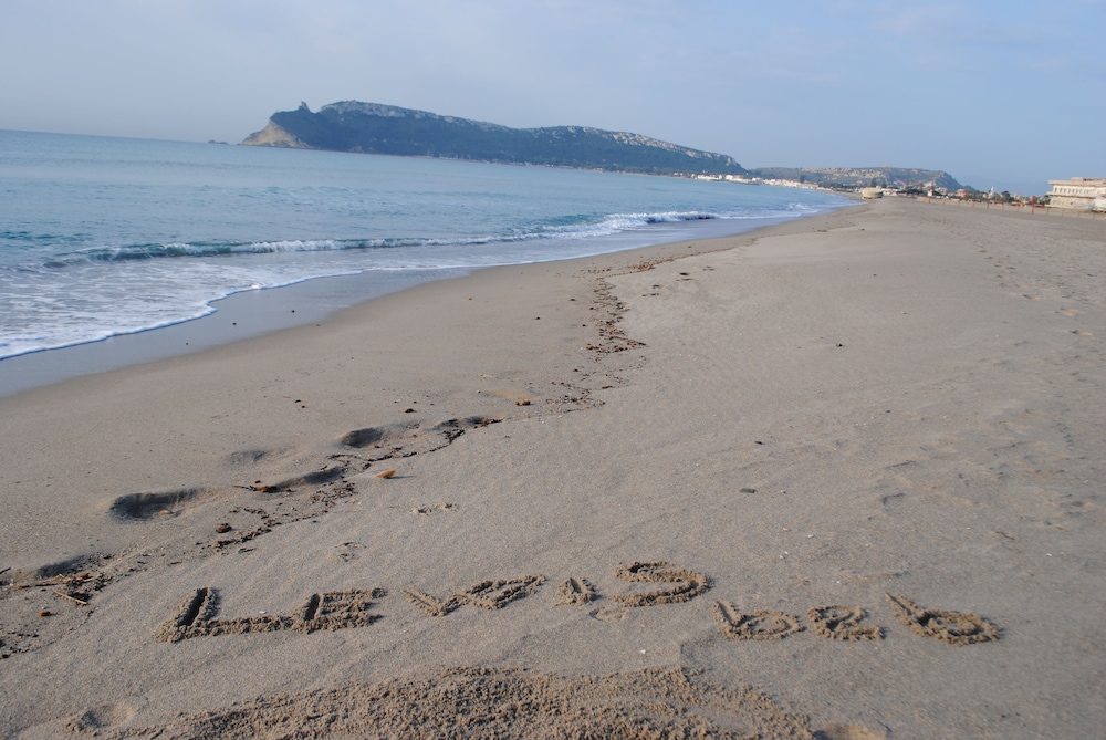lewis bandb poetto beach