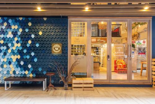 kinnon deluxe hostel coworking cafe